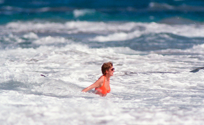 Вижте принцеса Даяна по бански (От фотосите веднага ще ви се доходи на море) - Снимка 2