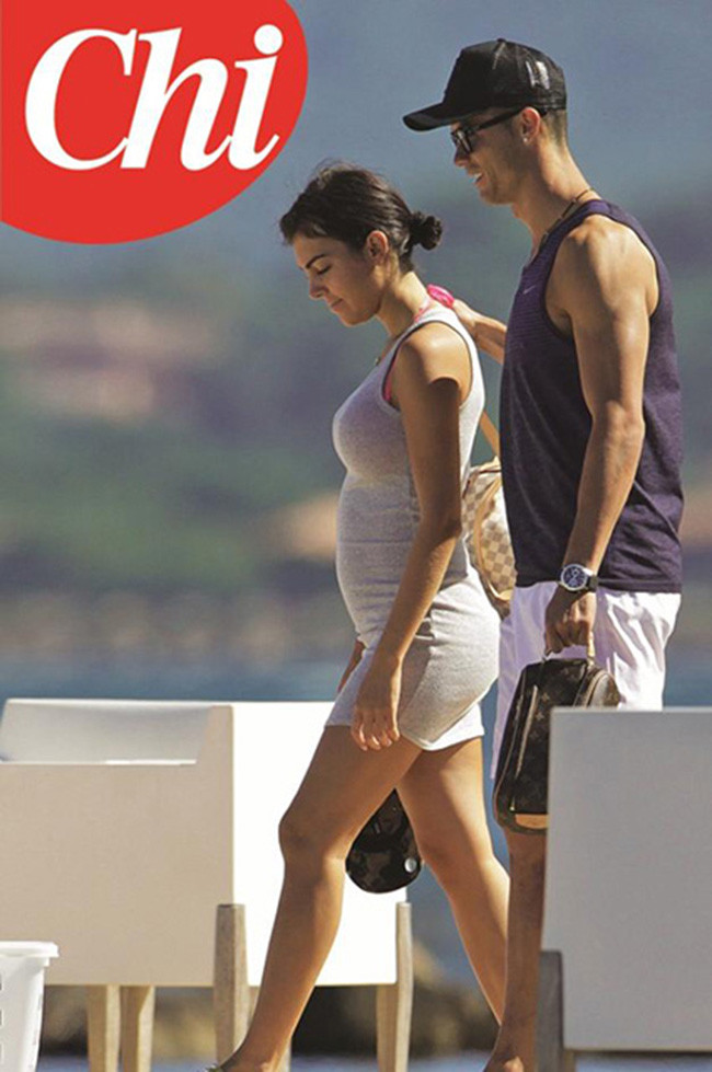 Кристиано Роналдо чака бебе от Джорджана (Вижте как грее от щастие)