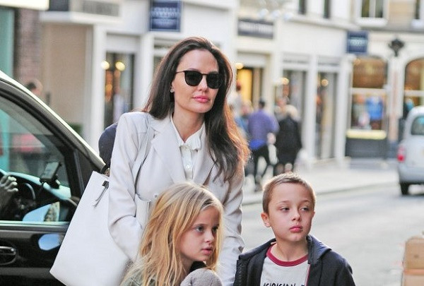 Анджелина Джоли още страда за майка си