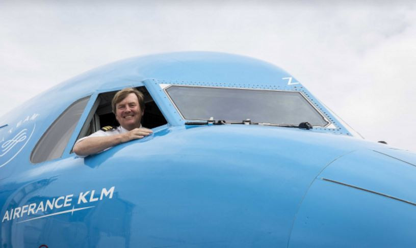 Холандският крал го бива и в управлението на самолети