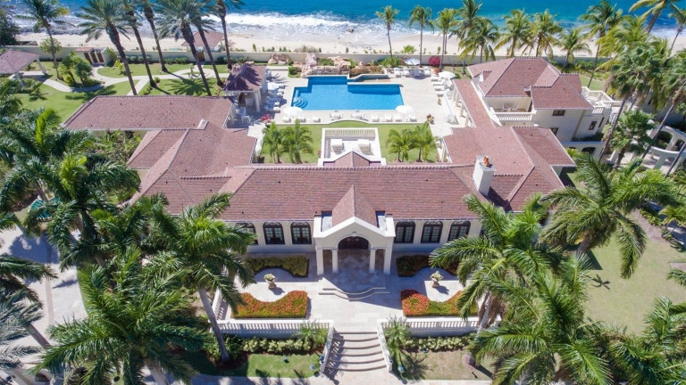 Доналд Тръмп продава тузарския си имот на Карибите (Снимки от безобразно луксозното имение)