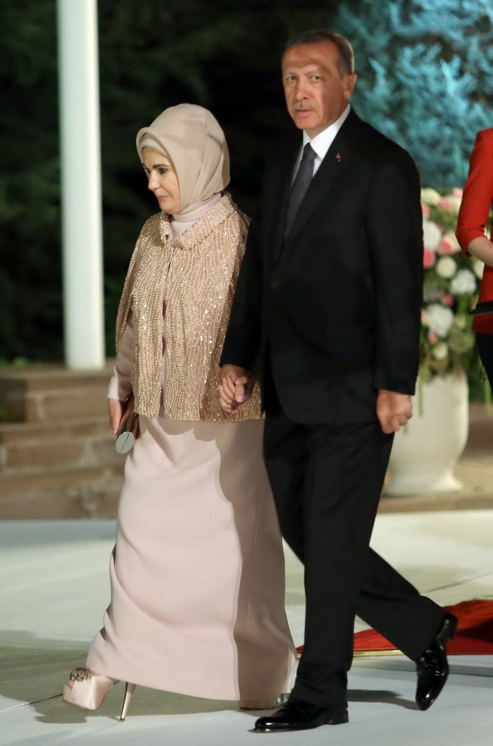 Емине Ердоган се прави на скромна домакиня, но е изключително заможна жена