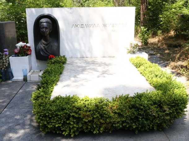 Гробът на Людмила Живкова