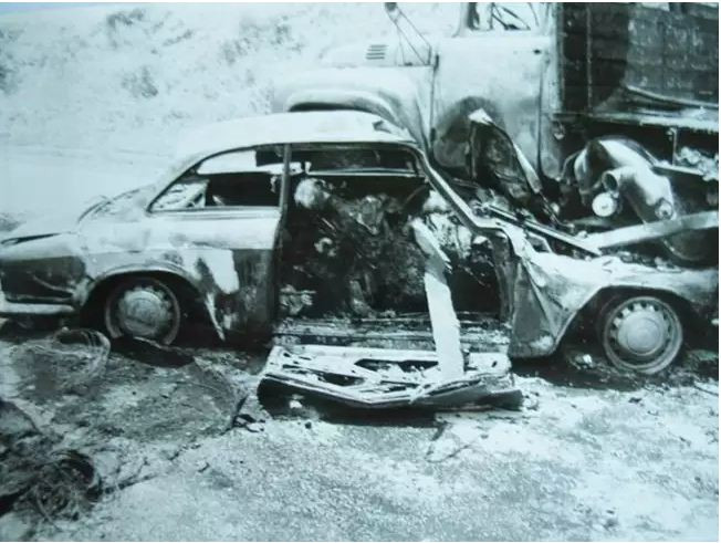 Колата с изгорелите трупове на Гунди и Котков
