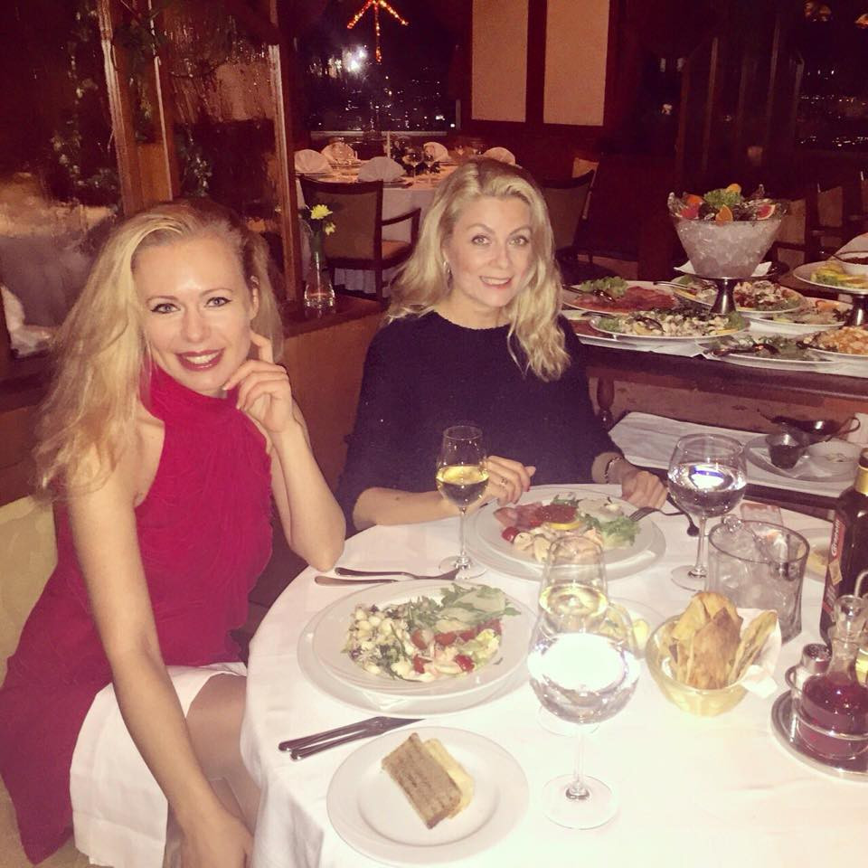 Венета Райкова и Людмила Филипова забиват клюки в столичен ресторант