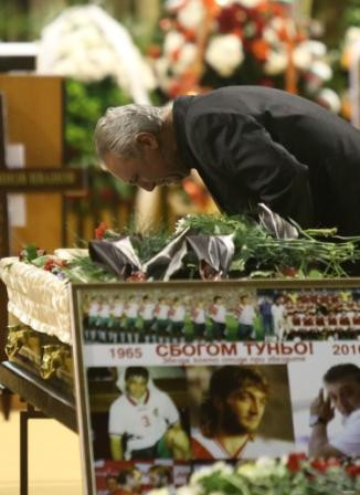 Христо Стоичков плаче над ковчега на Трифон Иванов