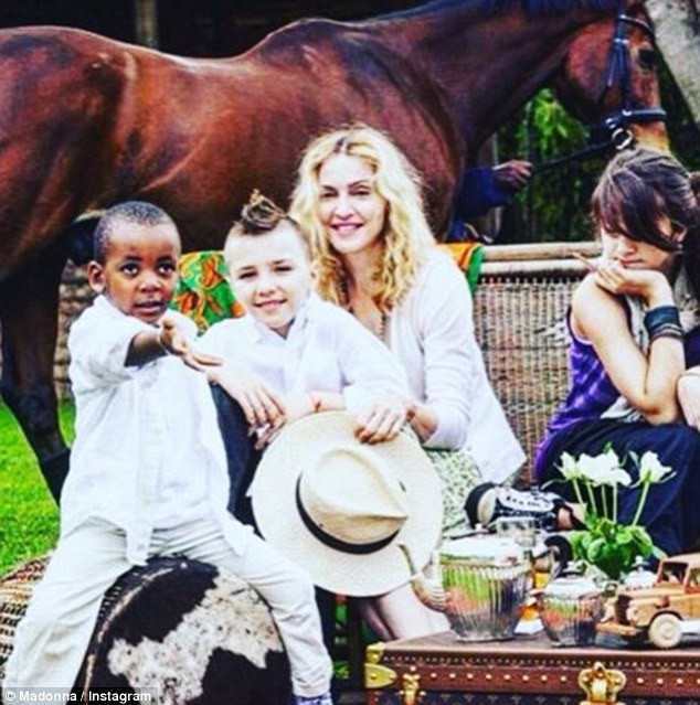 Мадона с децата си