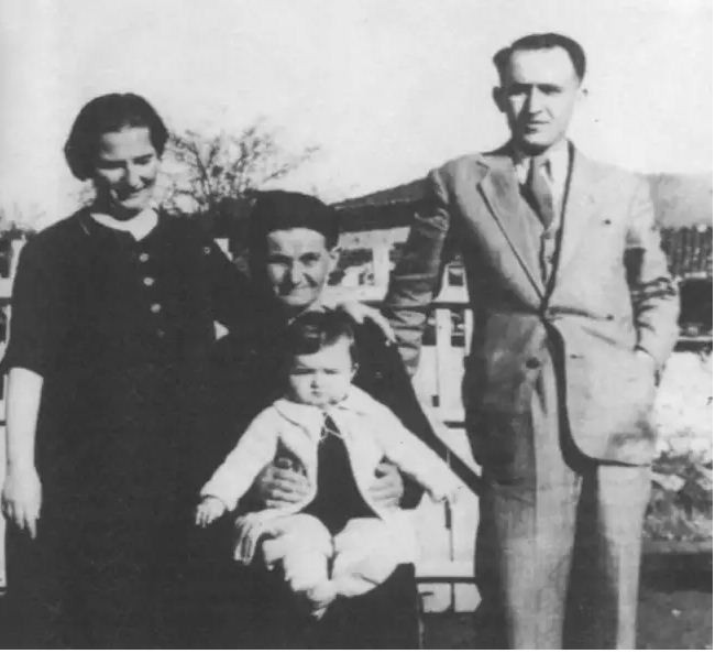 Тодор Живков, Мара Малееа и баба Маруца с малката Людмила
