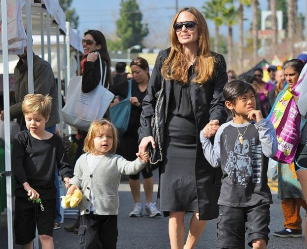 Анджелина Джоли с част от наследниците си