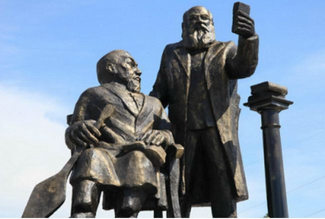 Статуята на руския учен и казахския поет