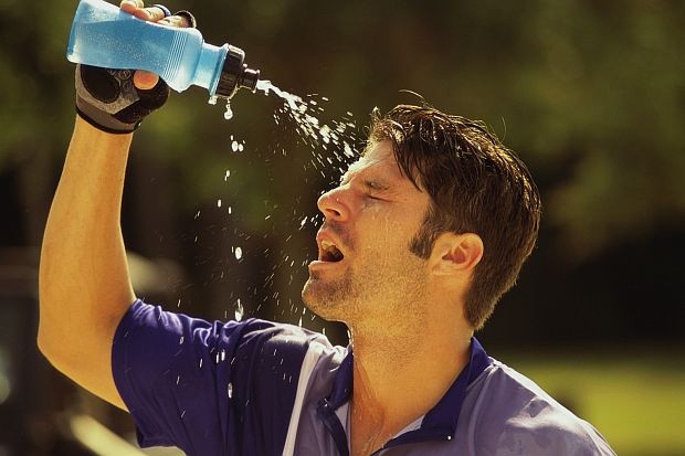 Хоратрябва да пият вода в големи количества по време на горещините, съветват кардиолозите