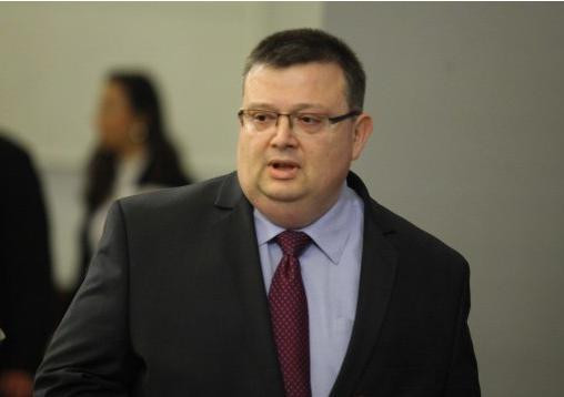 Сотир Цацаров се превърна в трън в очите на един от министрите