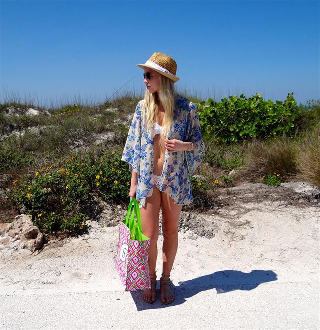 Саманта Стетлър от Флорида, която следва мода в Ню Йорк и смята, че шапката панама е най-модния аксесоар този летен сезон.