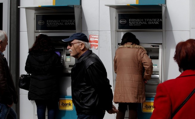 В ранните часове днес гръцките граждани атакуват на огромни опашки банкоматите