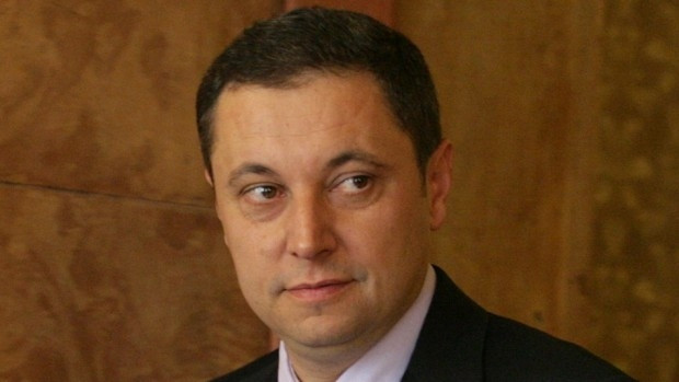 Лидерът на РЗС Яне Янев твърди, че работата на ВМЗ-Сопот се саботира от интереси