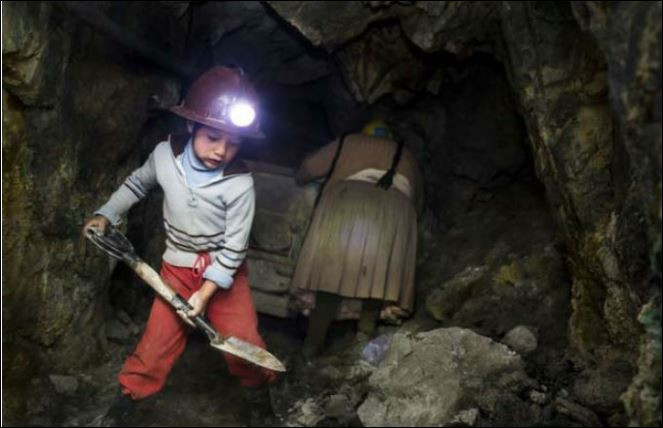 Деца живеят и работят в рудниците, за да издържат семействата си