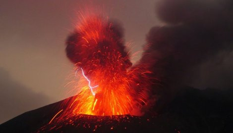 Заснеха уникални кадри с вулканична мълния в Япония