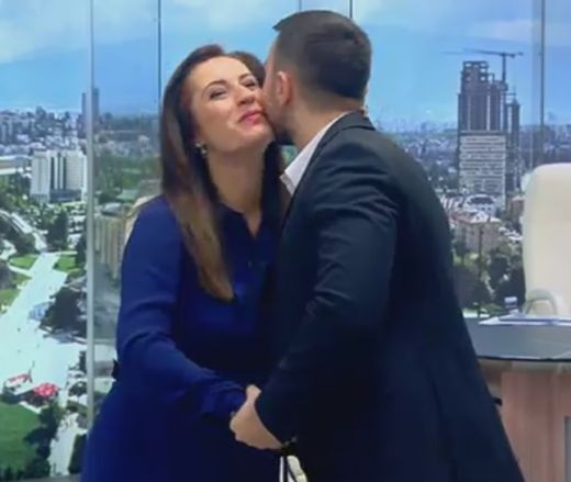 Биляна Гавазова получи целувка от колегата си за рождения й ден