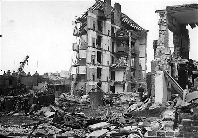 Фюрерът унищожава с бомби собствените си градове