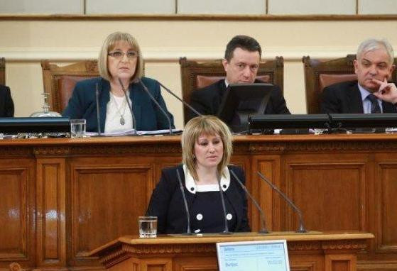 Ана Баракова събра кураж да зададе въпрос от парламентарната трибуна