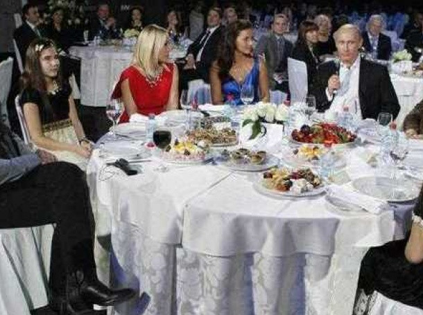 Орнела Мути (с червеното) на вечерята с Путин