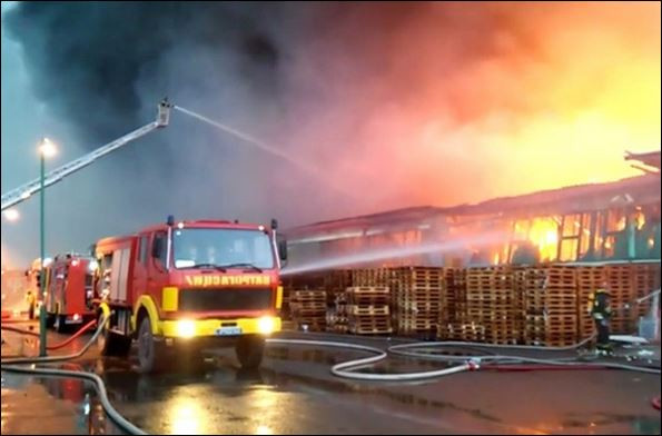 20 коли и над 50 пожарникари с часове се бориха с огъня