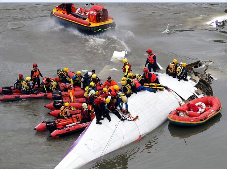 Властите веднага организираха спасителни операции с лодки