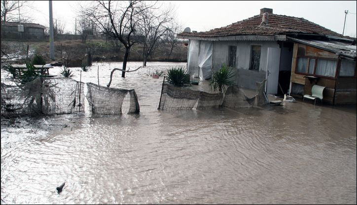 Квартал "Долно Езерово" в Бургас буквално е под вода