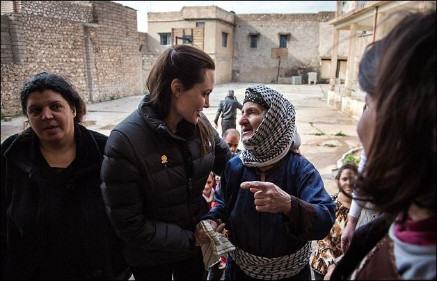 Анджелина Джоли посети жертви на тероризма в Ирак 