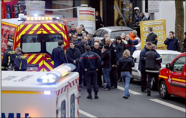 Нови атентати в Париж, загина жена полицай сутринта