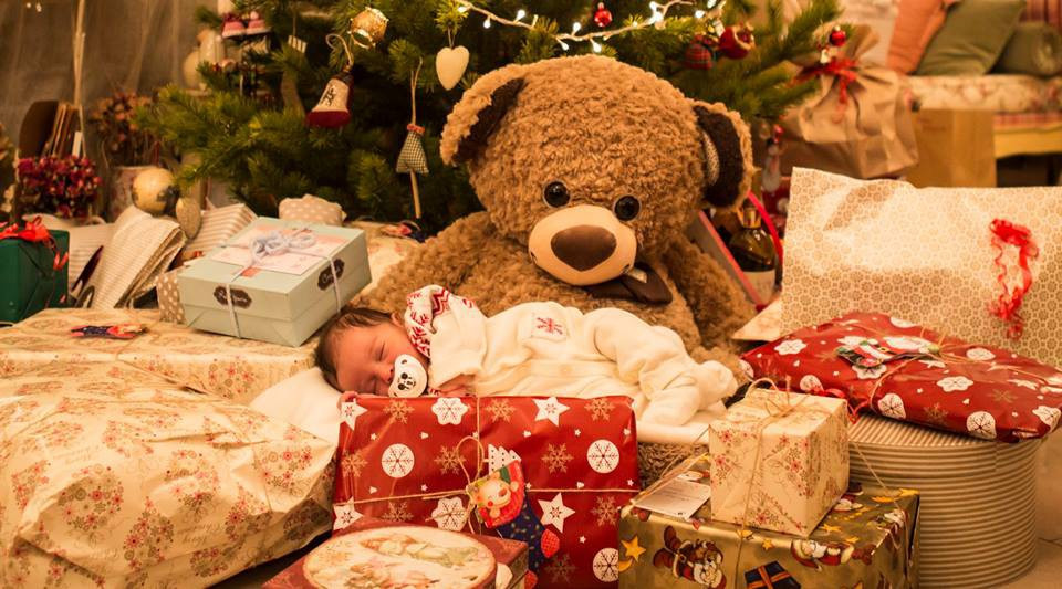Маги Халваджиян и половинката му направиха първата си Коледна фотосесия с внука си