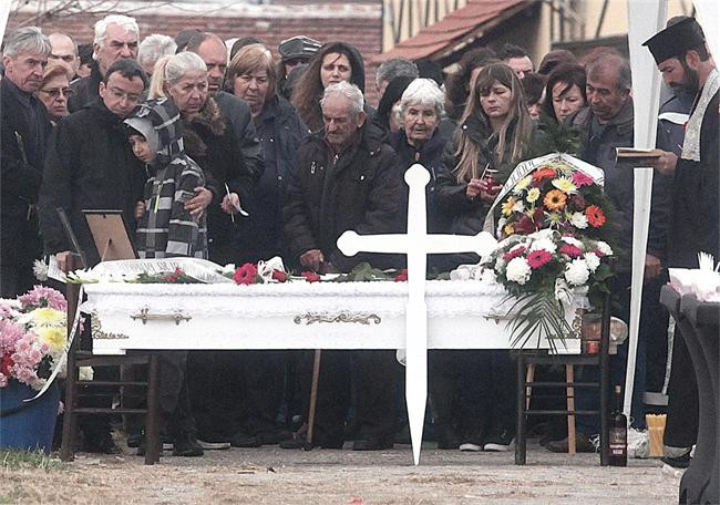 Погребаха Лидия Петрова в бял ковчег