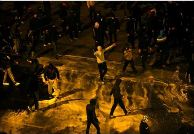 Масови безредици в столицата заради хулигани