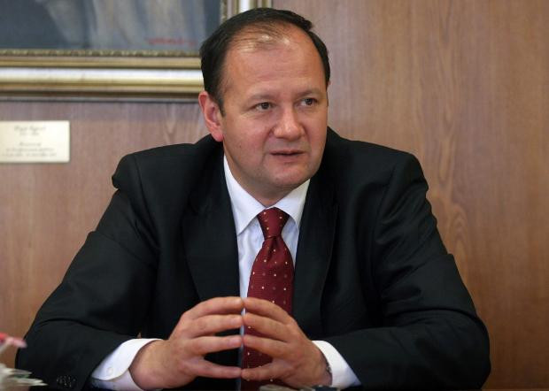 Михаил Миков назначава бивши служители в БСП