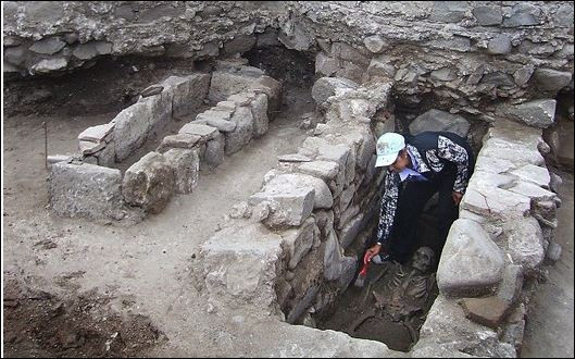Откриха вампирски гроб и край Перперикон