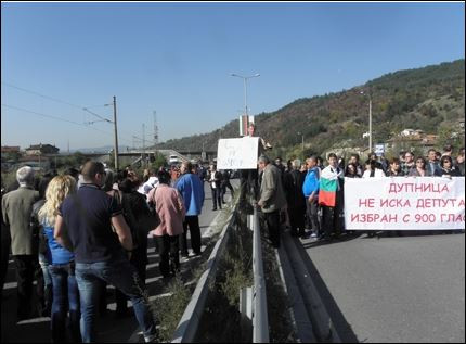 Стотици блокираха границата с Македония сн. Булфото
