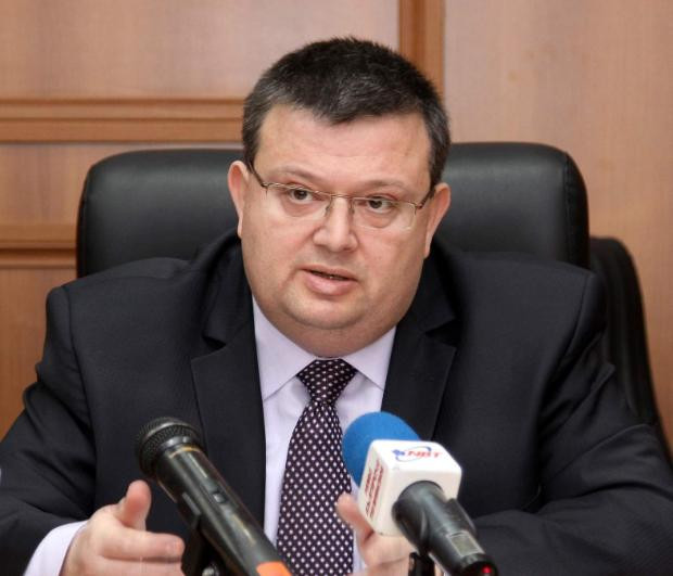 Сотир Цацаров призна, че няма как да спрат ало измамниците