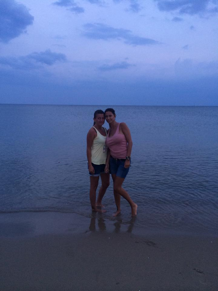 Биляна вършее на морето заедно с приятелката си Лили Лимонова