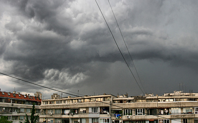 Буря вилнее над столицата повече от час