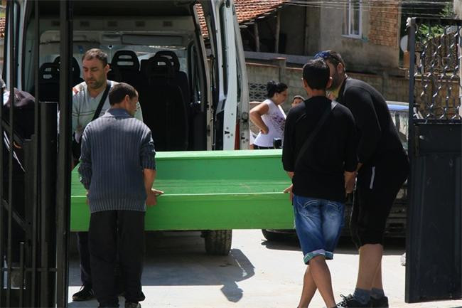 Погребват две от жертвите на потопа във Варна