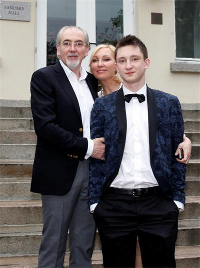 Синът на Лютви Местан с майка си и баща си