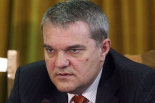 Румен Петков настоява Орешарски да започне с най-скандалния министър