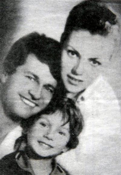 Гунди със съпругата си Величка Аспарухова и синът им 