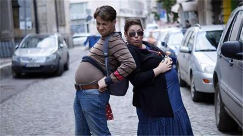 Мариан Бачев позира с бременната си съпруга 