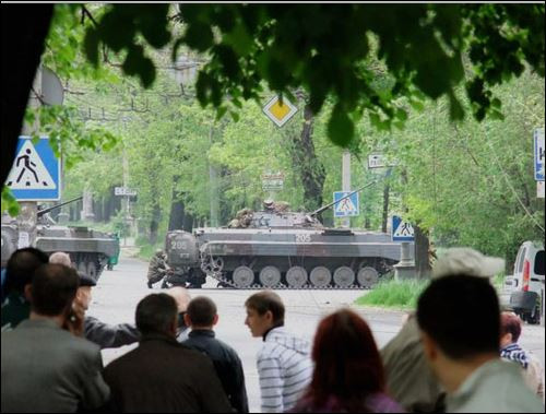 Военни и танкове обсадиха града