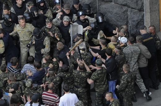 Масов погром в Киев, напрежението ескалира (ВИДЕО)