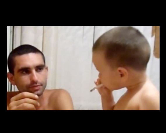 Баща учи 3-годишния си син да пуши цигари