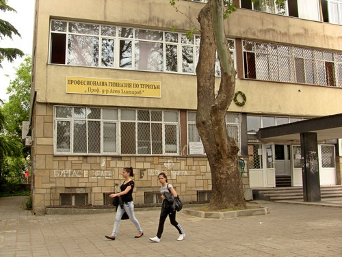 Фурна гръмна в гимназията в Бургас, пострада само техникът