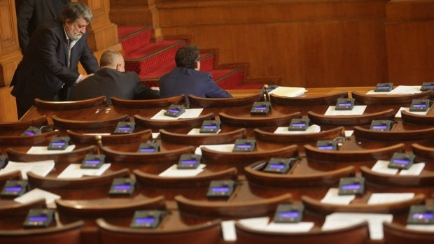 Депутатите си взеха още един почивен ден, изморени от тежкия си труд