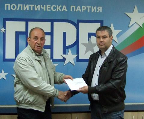 Общинският съветник от ГЕРБ Ангел Тунчев (вдясно)